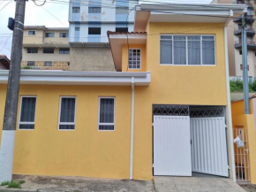 Casa com dois quartos,dois banheiros,sendo uma suíte,sala de estar cozinha e garagem